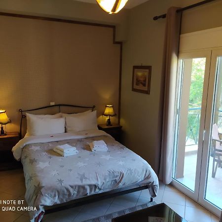 Xenonas Sta Tzakia Otel Karpenísion Dış mekan fotoğraf