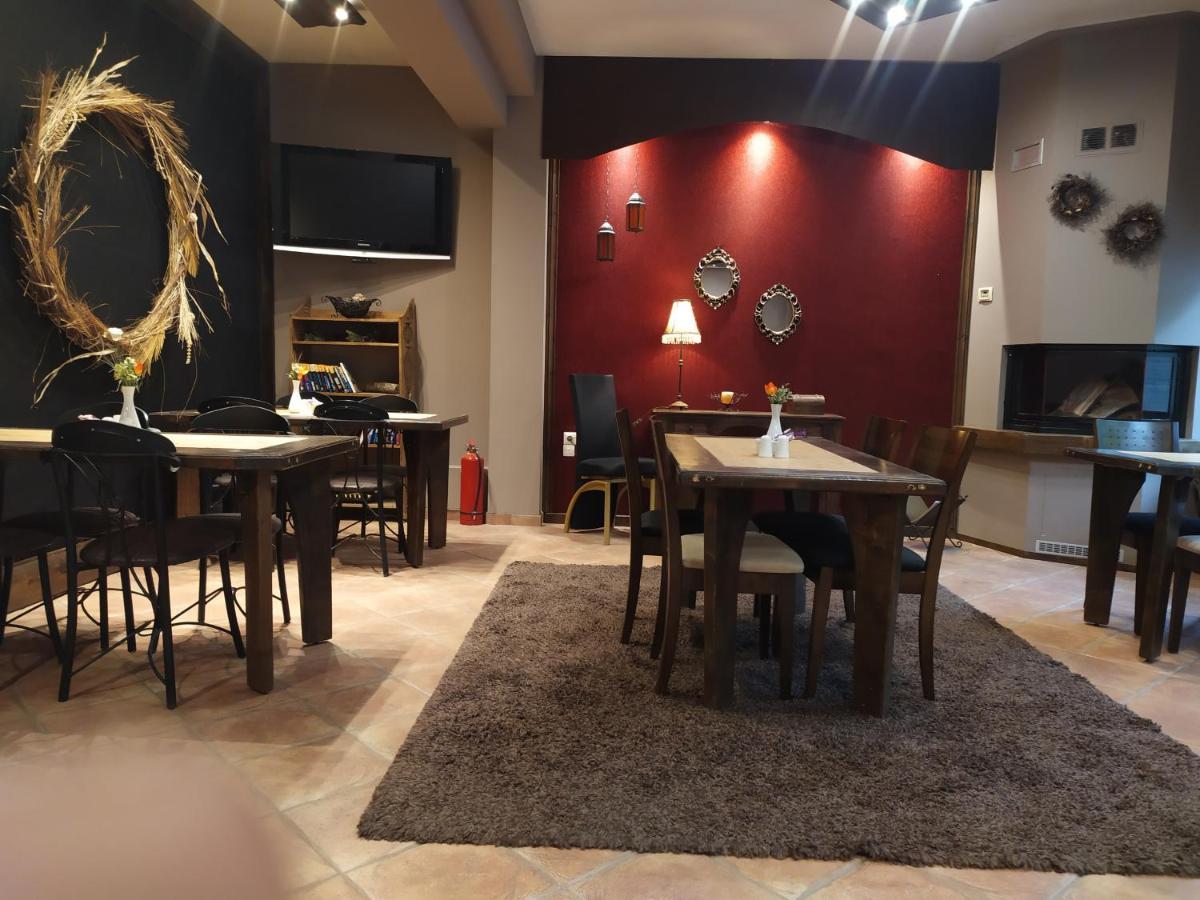 Xenonas Sta Tzakia Otel Karpenísion Dış mekan fotoğraf