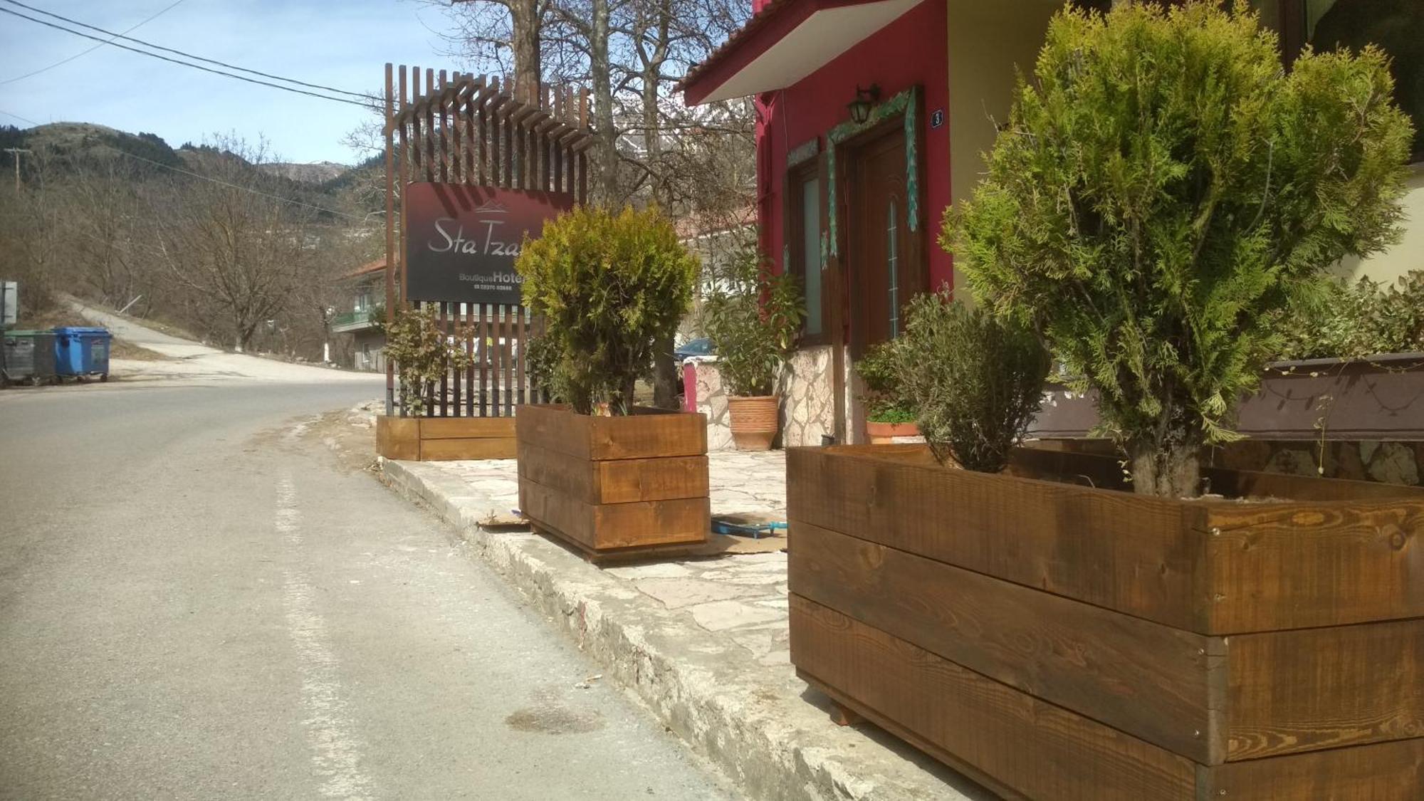 Xenonas Sta Tzakia Otel Karpenísion Dış mekan fotoğraf