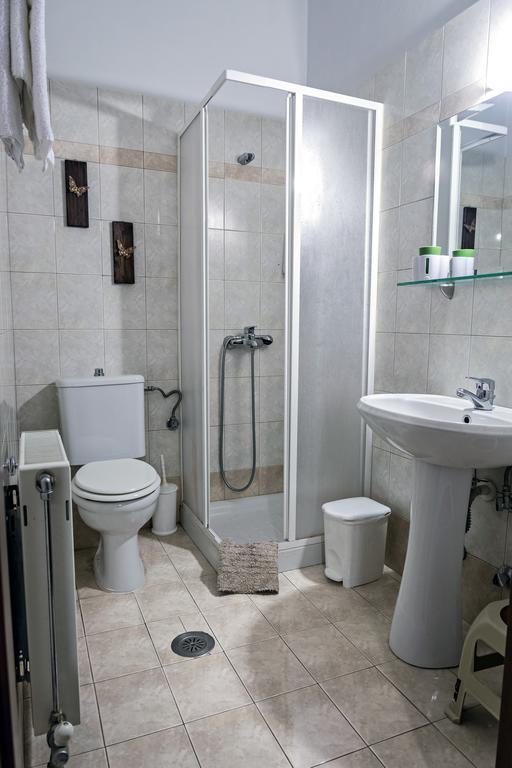 Xenonas Sta Tzakia Otel Karpenísion Dış mekan fotoğraf