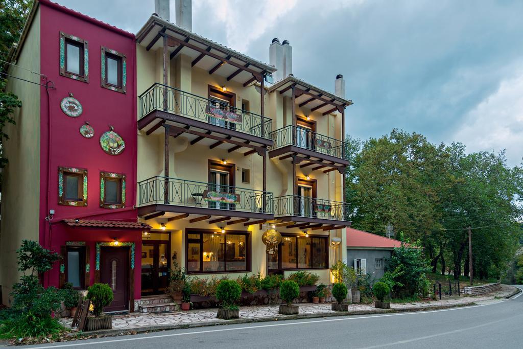 Xenonas Sta Tzakia Otel Karpenísion Dış mekan fotoğraf