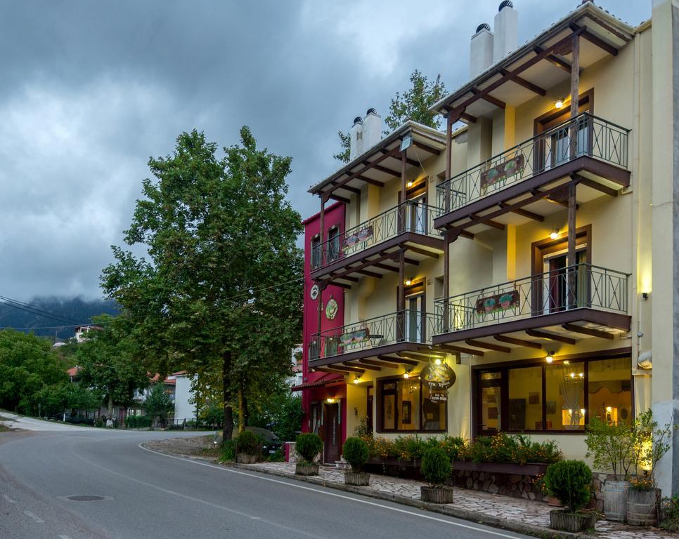 Xenonas Sta Tzakia Otel Karpenísion Dış mekan fotoğraf