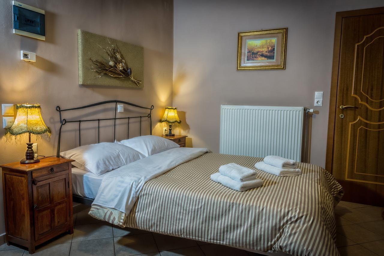 Xenonas Sta Tzakia Otel Karpenísion Dış mekan fotoğraf