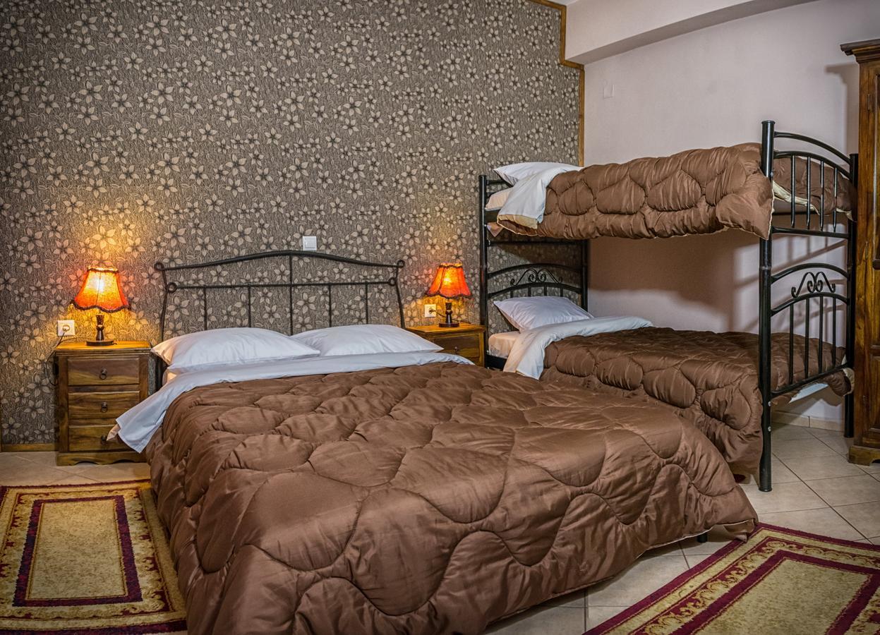 Xenonas Sta Tzakia Otel Karpenísion Dış mekan fotoğraf